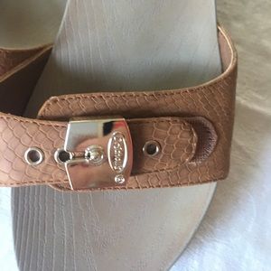 Dr. Scholl’s sandals. Natural color.